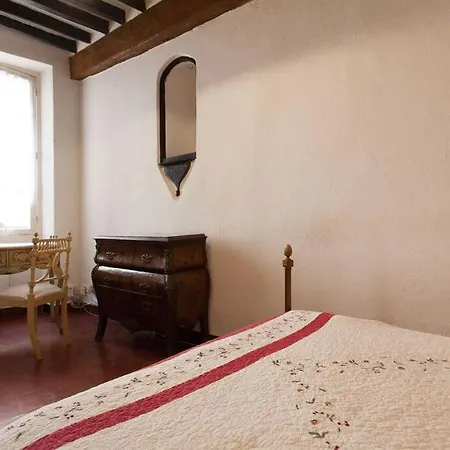 A8 - 2 Bdr Duplex Remparts Heart Of Old *