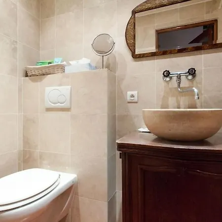 A8 - 2 Bdr Duplex Remparts Heart Of Old Apartment