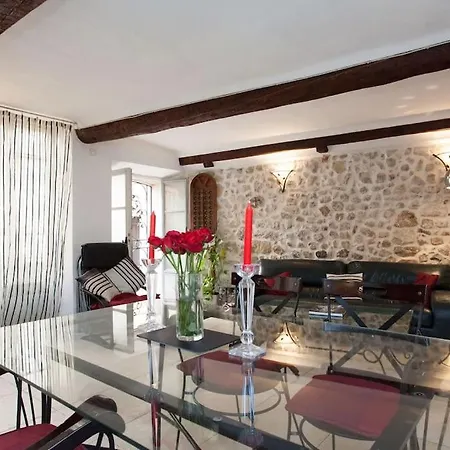 A8 - 2 Bdr Duplex Remparts Heart Of Old *