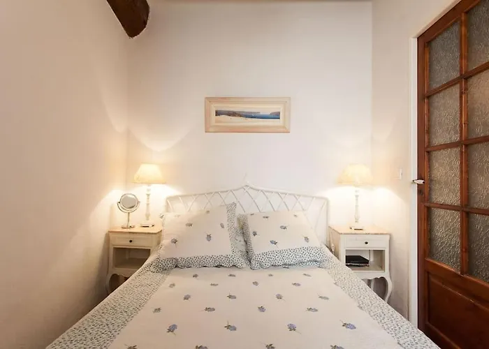 A8 - 2 Bdr Duplex Remparts Heart Of Old Apartment