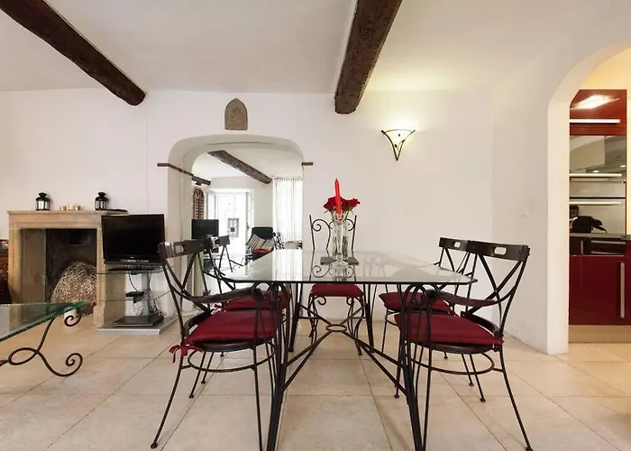 A8 - 2 Bdr Duplex Remparts Heart Of Old Apartment *